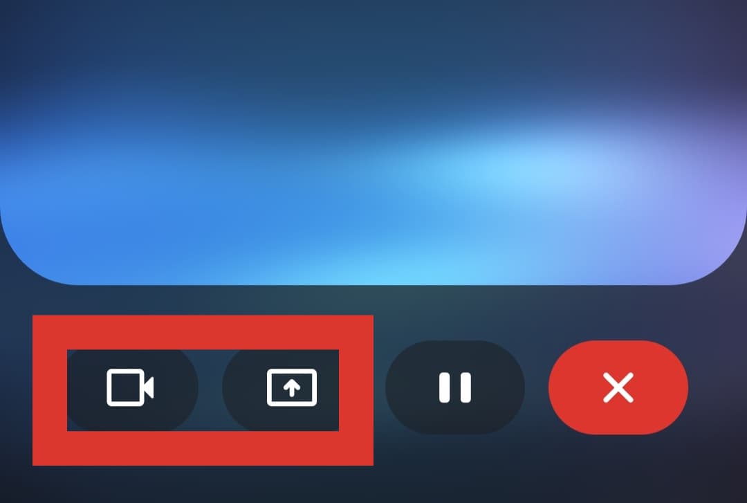 واجهة المستخدم في خدمة "Gemini Live" داخل تطبيق Gemini، مع تحديد مزايا مشاركة الكاميرا ومحتوى الشاشة داخل مستطيل أحمر.