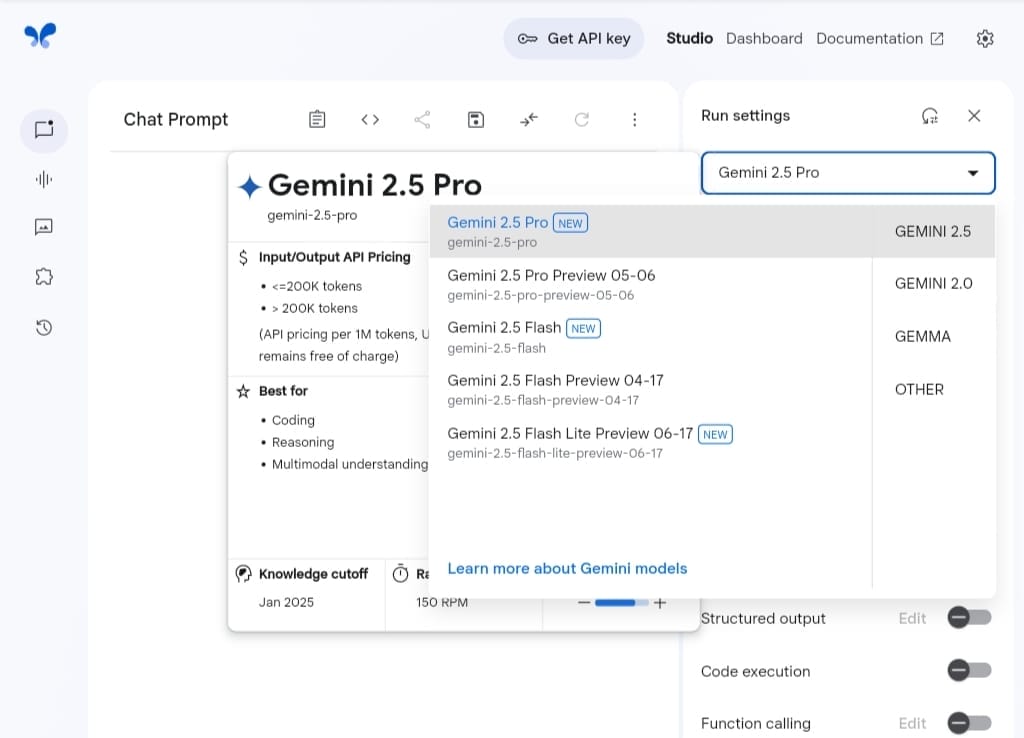 لقطة شاشة لواجهة Google AI Studio، تعرض قائمة اختيار النماذج لـ Gemini 2.5 Pro، 2.5 Flash، 2.5 Flash-Lite مع إبراز الميزات والتسعير.